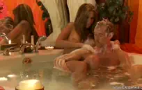 في سن المراهقة فاتنة التدليك بوسها و cums لصديقها.