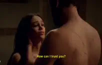 زوجة مثير في طماق ضيقة والكعب.