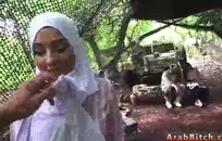 فتاة صغيرة تبلغ من العمر 18 عامًا تمارس الجنس مع نفسها في السيارة.