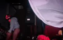 الفتاة المرنة على السرير الملاعين نفسها والنافورات.