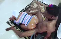 يظهر الساخنة لاتينا في سن المراهقة قبالة لها ضيق كس وردي.