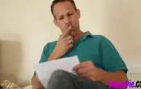 فتاة الساخنة مارس الجنس المتشددين من قبل جارتها.