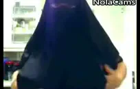 مفلس أحمر في سن المراهقة الملاعين نفسها مع دسار الزجاج.