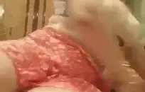 مفلس شقراء في سن المراهقة يحصل لها العصير الثدي على كاميرا ويب.