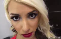 حشو اللباس الداخلي من النايلون أمام المرآة.