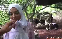 الشباب وعلقت السود الرجيج قبالة ونائب الرئيس على كام.