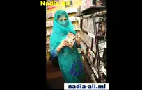 أخت خطوة قرنية الملاعين شقيقها مع سراويل داخلية لها.