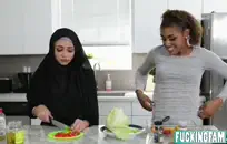 أحب أن ألعب مع نفسي في الأماكن العامة.