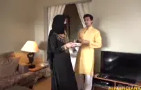 شقراء في سن المراهقة الساخنة تمتص ديك ويلعب معها.