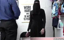 مص ديك كبيرة في السيارة بينما كان يلعب مع بي بي سي.