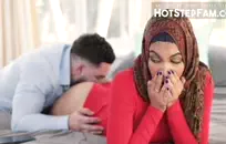 الحمار جاكلين مغر في الفم.