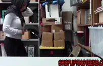 صديقة تمتص قضيبي بينما الآباء في المنزل.