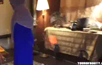 الاستمناء والنشوة الجنسية في المرحاض على كاميرا الويب.