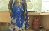 الجبهة الساخنة تمتص الديك وتحصل عليه في الحمام.