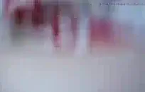 عارية في سن المراهقة cums في حين ركوب على دسار.